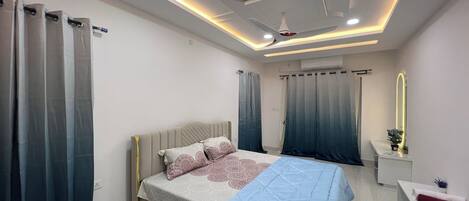 5 Schlafzimmer, Bügeleisen/Bügelbrett, kostenloses WLAN, Bettwäsche
