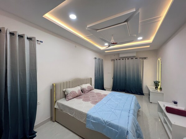 4 bedrooms, iron/ironing board, Internet, bed sheets