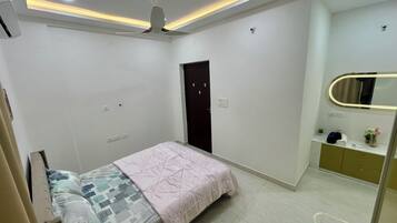 Iron/ironing board, internet, bed sheets