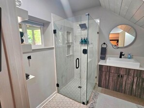 Shower, hair dryer, towels, soap - Charming 3-bedroom house in lovely Rogers with hot tub (Rogers)