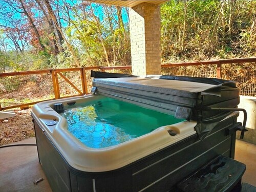 Charming 3-bedroom house in lovely Rogers with hot tub