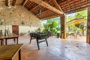 Outdoor dining - Mas de Bouvau: Room 3 Rosa, Wi-Fi and Air Conditioning (Violès)
