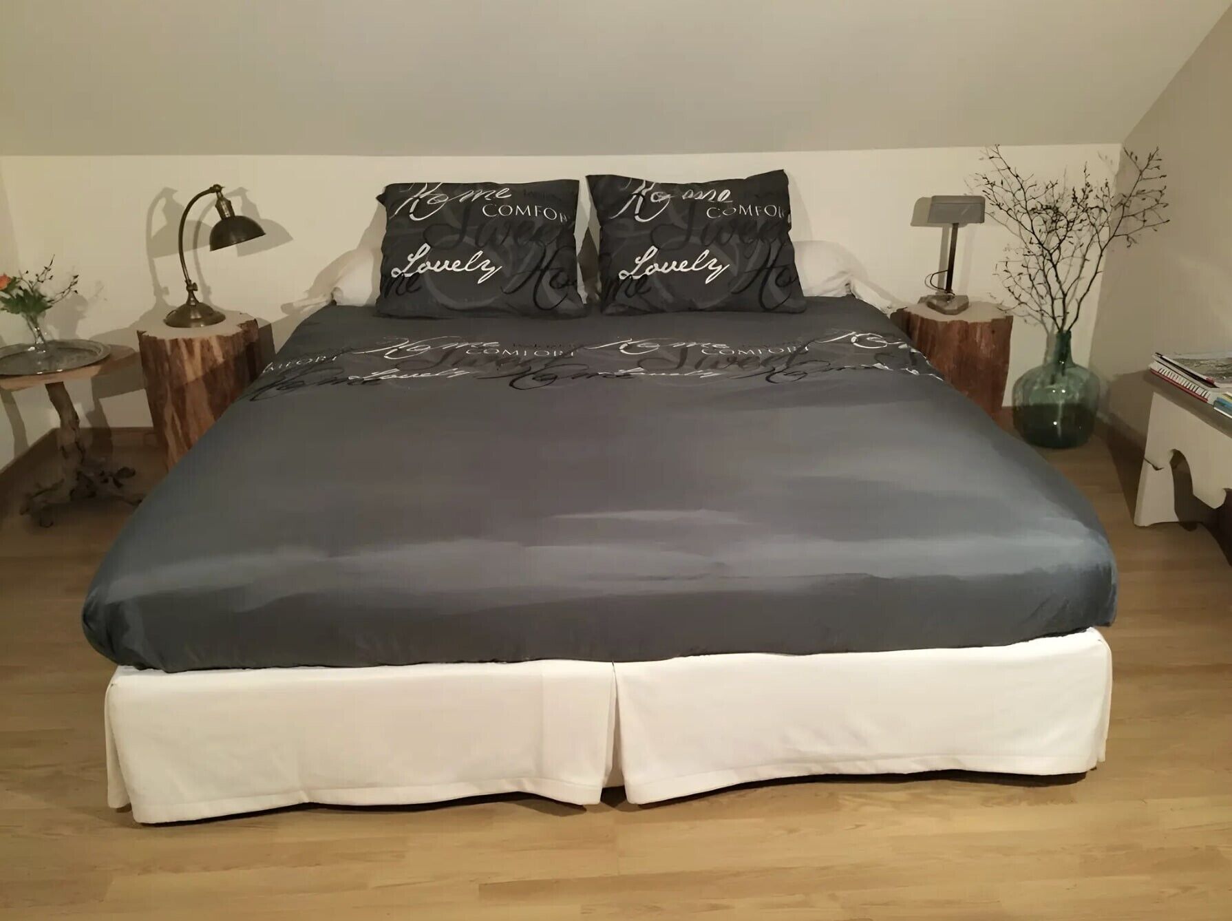 Tabla de planchar con plancha, wifi y ropa de cama 