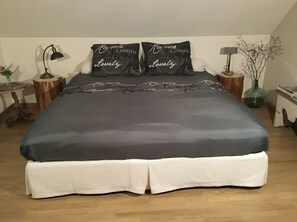 Iron/ironing board, WiFi, bed sheets - Le Moulin Bas Vraie Guest Room with Private Pool, Wi-Fi, and Air Conditioning (Loubejac)