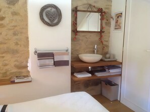 Room - Le Moulin Bas Vraie Guest Room with Private Pool, Wi-Fi, and Air Conditioning (Loubejac)