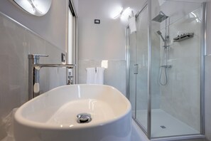 Bathroom - Comfort and style in commercial area (Vercelli)