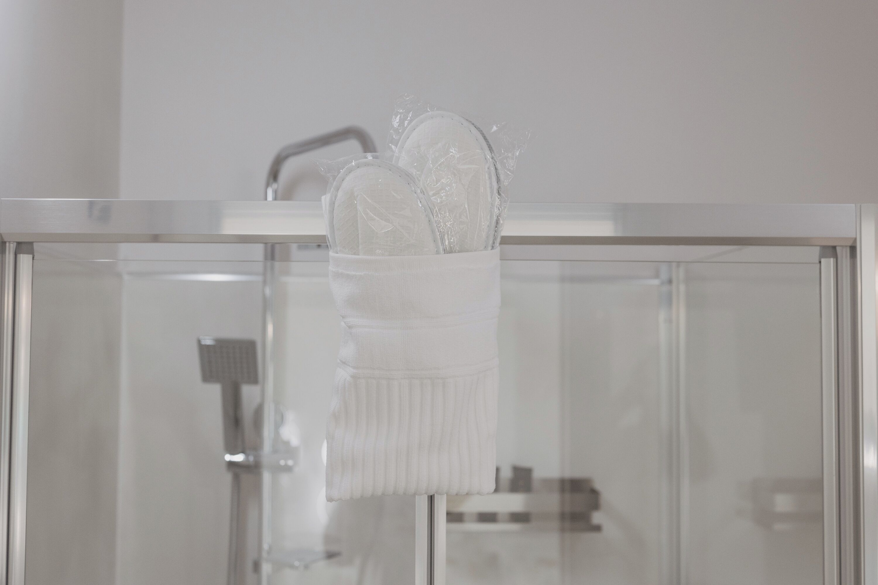 Douche, sèche-cheveux, bidet, serviettes fournies