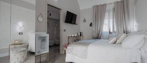 Een kluis op de kamer, een bureau, een strijkplank/strijkijzer