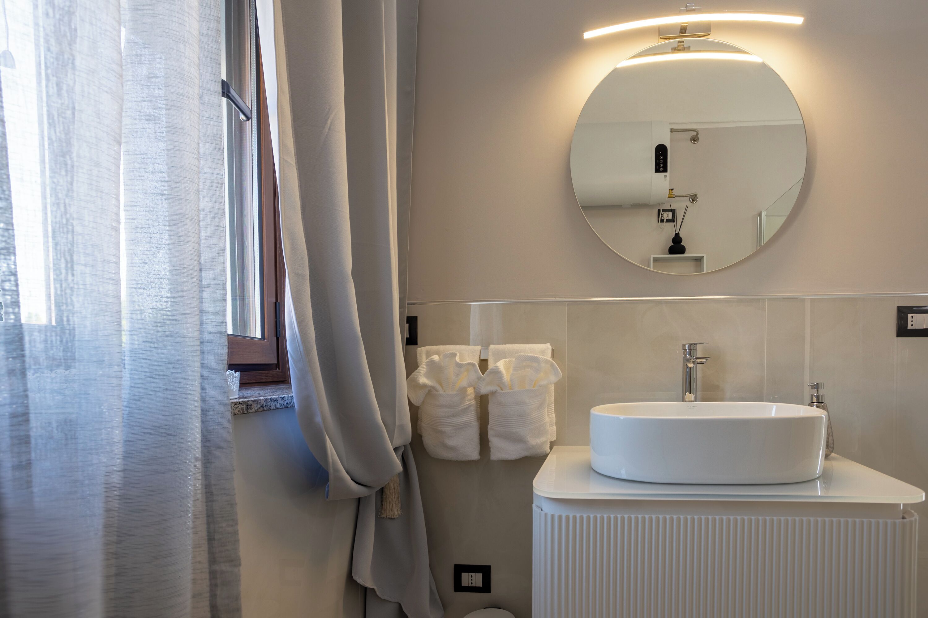 Douche, sèche-cheveux, bidet, serviettes fournies