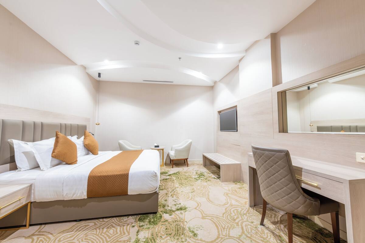 Minibar, in-room safe, laptop workspace, blackout drapes