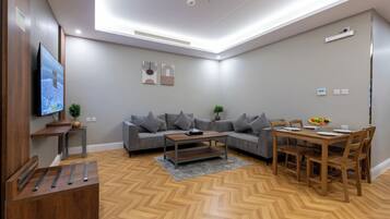 Executive Suite | In-room safe, laptop workspace, blackout curtains, soundproofing