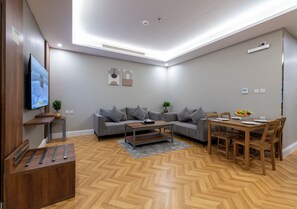 Phòng Suite Executive | Két bảo mật tại phòng, khu vực làm việc phù hợp cho laptop 