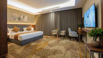 Caja de seguridad en la habitación y espacio para trabajar con laptop