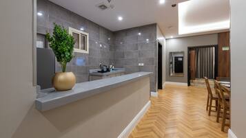 Estudio | Minibar, caja fuerte, espacio para trabajar con un portátil