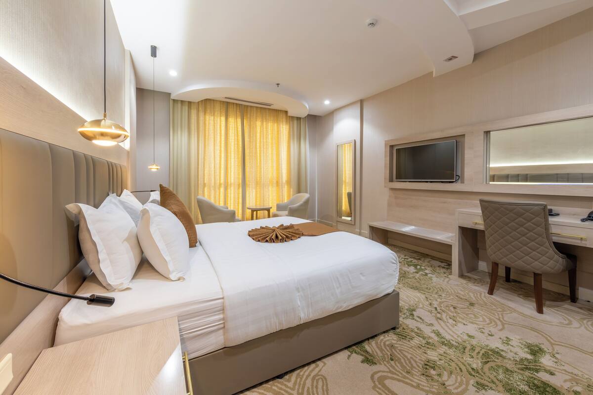 Minibar, in-room safe, laptop workspace, blackout drapes