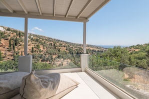 Un balcon offrant une vue dégagée sur un paysage vallonné.