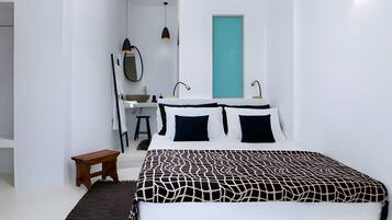 Tabla de planchar con plancha, wifi, ropa de cama