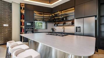 Een koelkast, een magnetron, een oven, een kookplaat