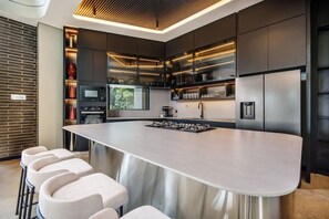 Frigorífico, microondas, horno y placa de cocina