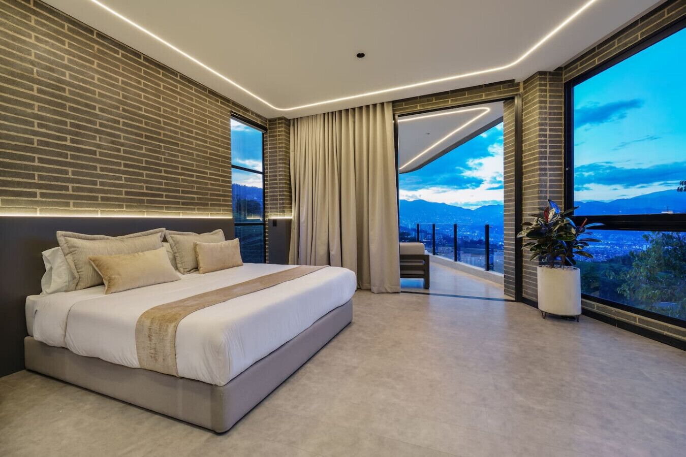 Escritorio, tabla de planchar con plancha, wifi y ropa de cama 