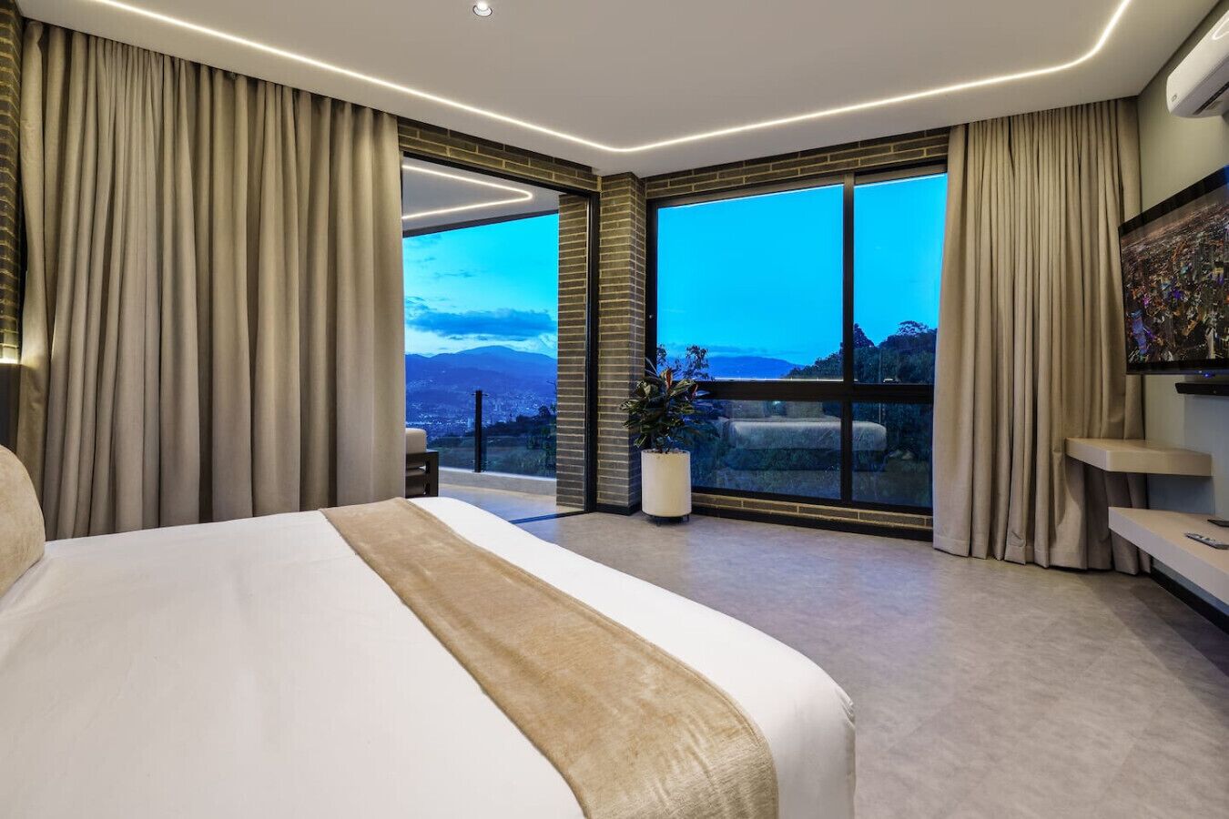 Escritorio, tabla de planchar con plancha, wifi y ropa de cama