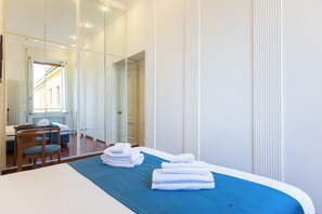 3 Schlafzimmer, Schreibtisch, Bügeleisen/Bügelbrett, Reisekinderbett