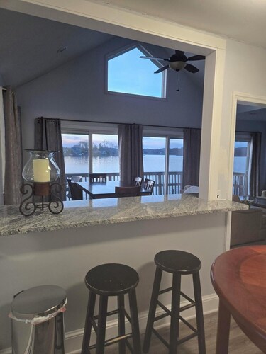 Cozy 1-bedroom lakefront  cottage on beautiful Lake Mahopac. Come enjoy!