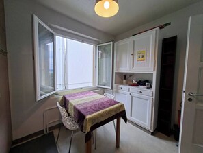 Dining - Bright 4-bedroom with Lake and Alpine Views (Neuchâtel)