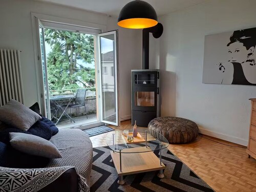 Bright 4-bedroom with Lake and Alpine Views