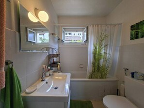 Sèche-cheveux, serviettes fournies, savon, papier toilette