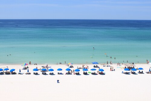 Beachfront front Condo with Stunning Views & Last Minute July booking discounts.