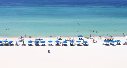 Beachfront front Condo with Stunning Views & Last Minute July booking discounts.
