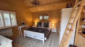 مكواة/لوح كي وخدمة الإنترنت وملاءات أسرّة