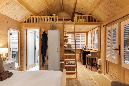 Cosy Alpine Lodge in Claygate