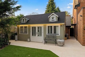 Exterior - Cosy Alpine Lodge in Claygate (Claygate)