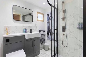 Hair dryer, towels, soap, toilet paper - Cosy Alpine Lodge in Claygate (Claygate)