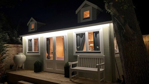 Cosy Alpine Lodge in Claygate