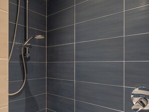 Sèche-cheveux, serviettes fournies, savon, papier toilette