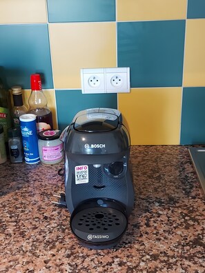 Coffee and/or coffee maker - Holiday Home for 6, 65m², Garden, Parking, Wi-Fi, Pets, Holiday Vouchers Accepted (Latour-Bas-Elne)