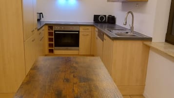 Kjøleskap, ovn, kokeplater og oppvaskmaskin