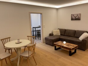 TV - Apartment 'Ferienwohnung Wandersnest' with Mountain View, Private Terrace and Wi-Fi (Gersfeld (Rhön))