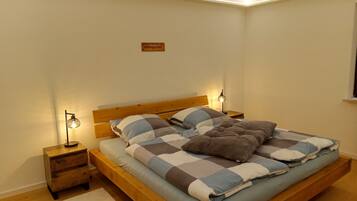 2 bedrooms, desk, WiFi, bed sheets