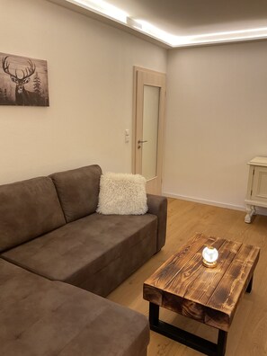 TV - Apartment 'Ferienwohnung Wandersnest' with Mountain View, Private Terrace and Wi-Fi (Gersfeld (Rhön))
