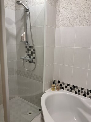 Een douche, gratis toiletartikelen, een haardroger, handdoeken