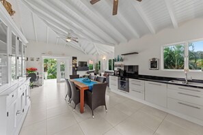 Fridge, microwave, oven, stovetop - Villa Kas Bon Bida at Marbella Estate (Willemstad)