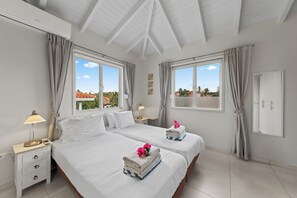 In-room safe, desk, iron/ironing board, travel cot - Villa Kas Bon Bida at Marbella Estate (Willemstad)