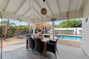 Outdoor dining - Villa Kas Bon Bida at Marbella Estate (Willemstad)