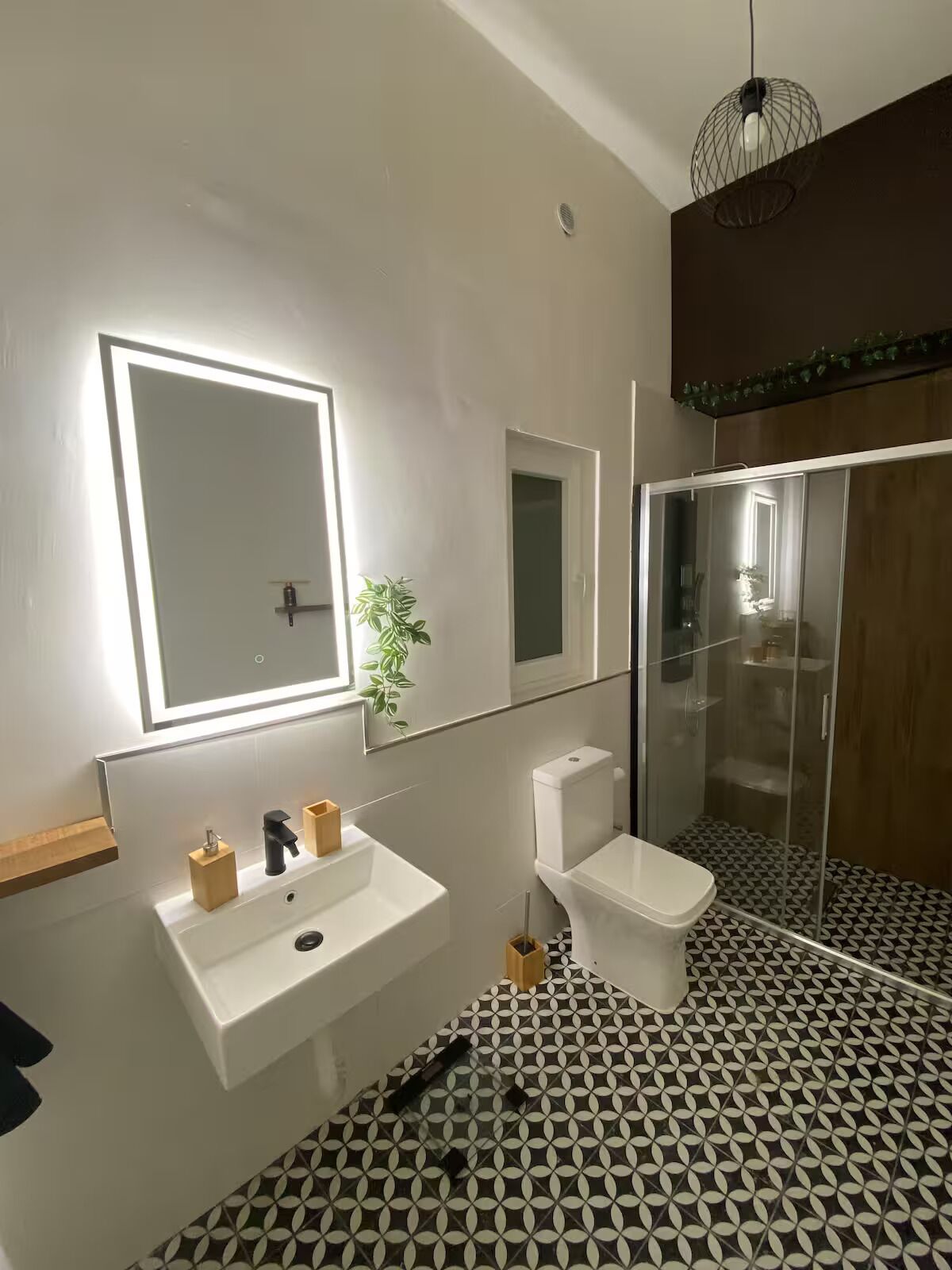 Hiustenkuivaaja, pyyhkeet, saippua, vessapaperi