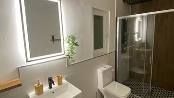 Hiustenkuivaaja, pyyhkeet, saippua, vessapaperi