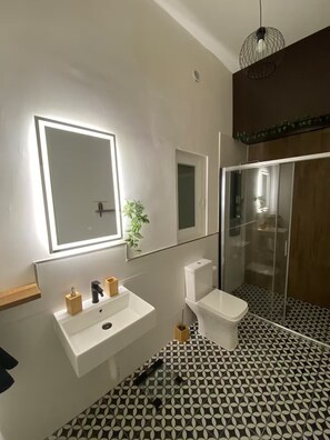 Hiustenkuivaaja, pyyhkeet, saippua, vessapaperi